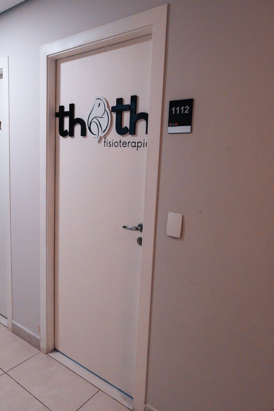 Porta da sala 1112 com o logo da Thoth