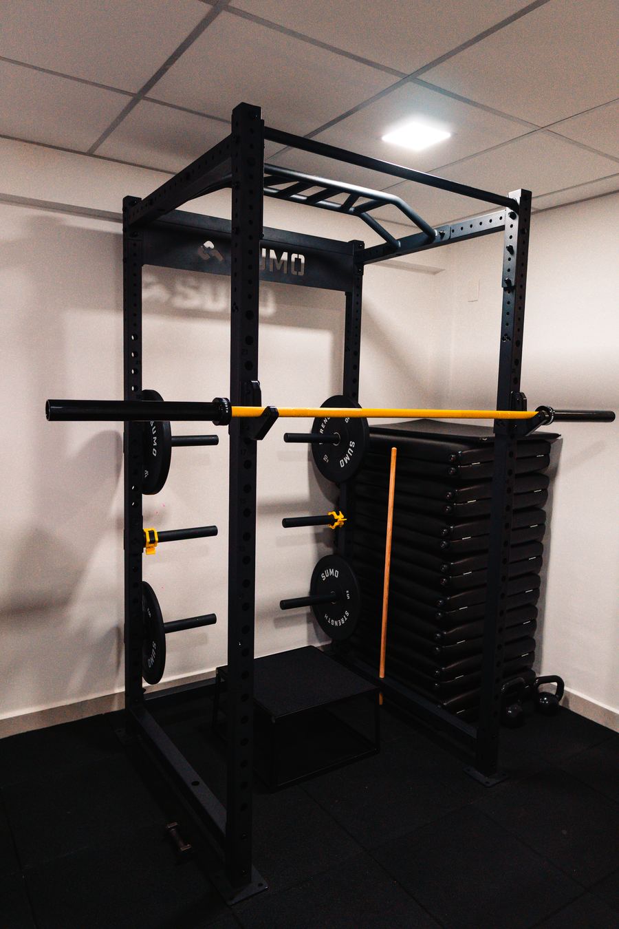 Rack de musculação com barra e anilhas